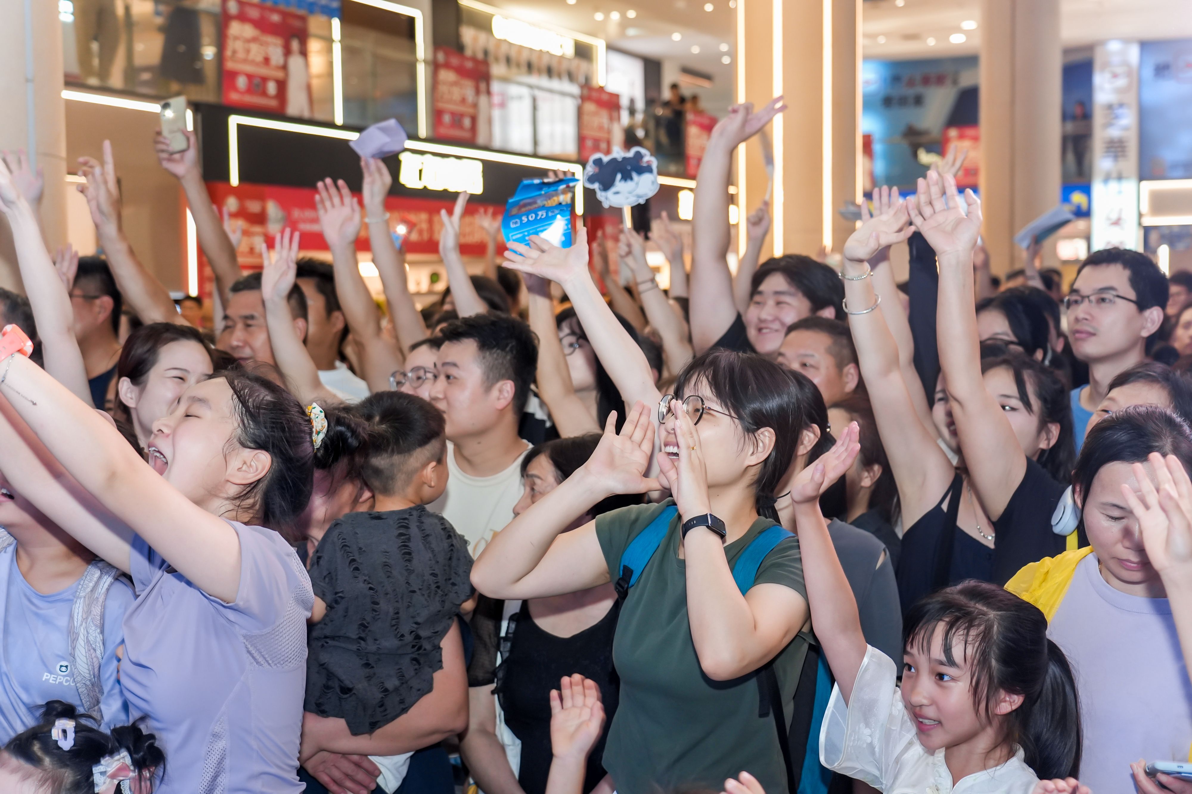 比赛现场氛围火爆，观众尖叫不断